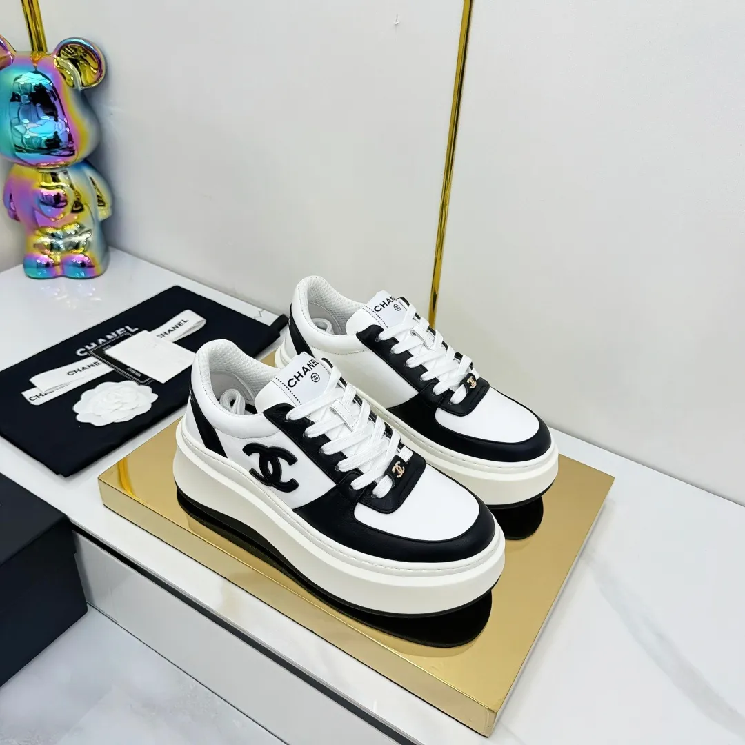 👟👟Ex-factory price 600👟👟 Upgraded version, upgraded version, upgraded version! No rebuttal accepted! ! ! ! Chanel Chanel panda shoes! 2025 counter's top casual sports shoes. This classic design; the upper is electro-embroidered with a variety of techniques; the outsole is fashionable and sporty; the unusual inclusion of a variety of color matching elements... The diversified mix and match is very good-looking and versatile, and can be used for leisure, fashion, sports, and outdoor... ꫛꫀꪝ Go➫ Materials: ❶Upper made of: original imported first-layer silk cowhide + original waterproof cloth + original first-layer cowhide ❷Inner lining: Original Yangli+Net ❸Outsole based on: Original TPU combination outsole Counter boutique packaging complete set for women 35–41 👉 👉 👉 👉 👉